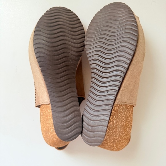 A. Giannetti Made in Italy Perforated Wedge Sandals Taupe Suede Peep Toe - Picture 5 of 5
